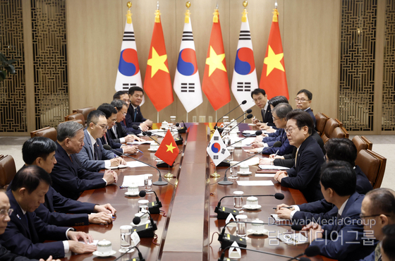 President Lee Jae-myung and To Lam, general secretary of the Communist Party of Vietnam, hold an expanded talk with officials from the two countries at the presidential office in Seoul. / Courtesy of Joint Press