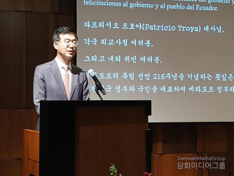 Lee Jae-woong, spokesperson and deputy minister of public affairs of the Ministry of Foreign Affairs, gives a congratulatory speech.