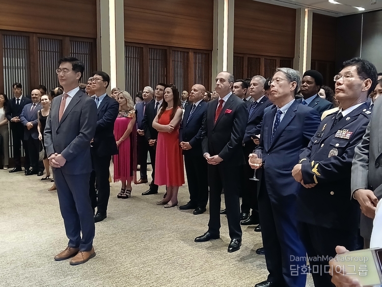More than 200 distinguished guests, including foreign ambassadors, senior diplomats, high-ranking Korean government officials, business leaders, and their spouses attended the gala event.