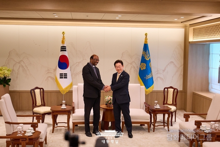 President Lee Jae-myung greets World Council of Churches (WCC) General Secretary Jerry Pillay in his office on Aug. 11, 2025.