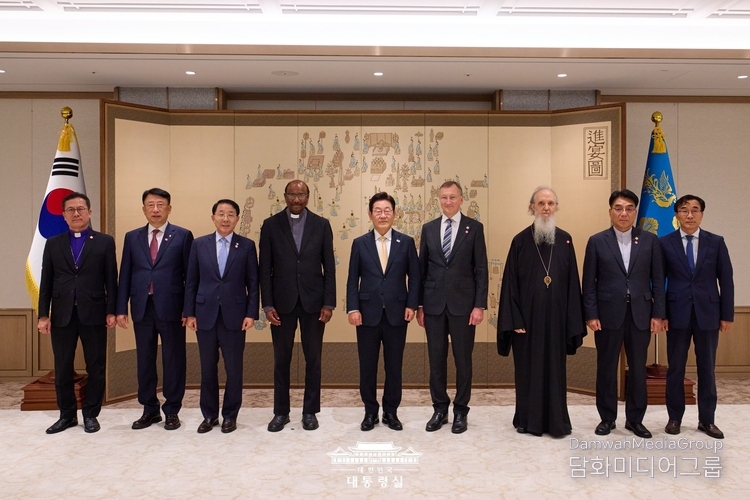 President Lee Jae-myung takes a group photo with World Council of Churches (WCC) General Secretary Jerry Pillay and a delegation from the National Council of Churches in Korea in his office on Aug. 11, 2025.