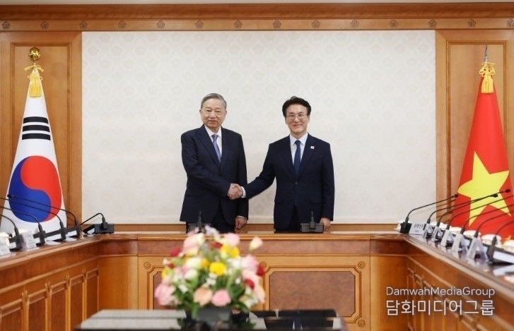 Prime Minister Kim Min-seok (right) shakes hands with General Secretary of the Communist Party of Vietnam To Lam at the Government Complex Seoul on August 11.