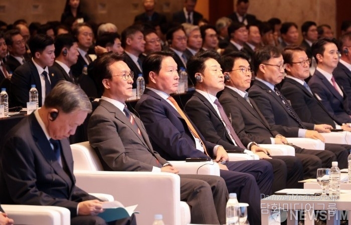 Prime Minister Kim Min-seok (second from the left, front row) attends the Korea-Vietnam Business Forum held at the Lotte Hotel in Jung-gu, Seoul on August 12 with General Secretary of the Communist Party of Vietnam To Lam (far left).