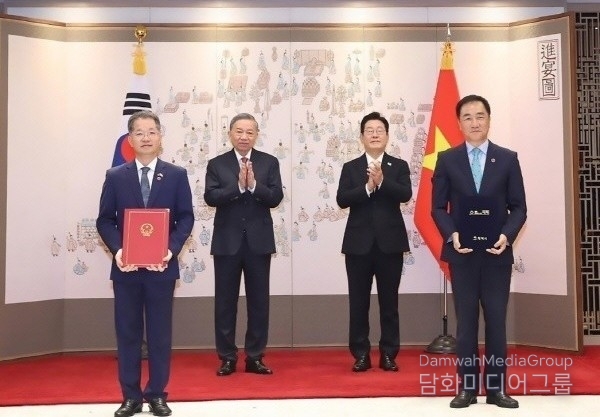 Pyeongtaek City Mayor Jeong Jang-seon (far right) and Da Nang Party Secretary Nguyen Van Quang (far left) exchange a 'Friendship Exchange Agreement' as President Lee Jae-myung (second from the right) and Vietnamese Party General Secretary To Lam (second from the left) look on. / Courtesy of Pyeongtaek City