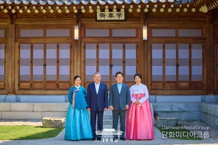 South Korean President Lee Jae-myung (third from the left), Vietnam's top leader To Lam (second from the left), pose for a photo at Cheong Wa Dae in Seoul with their spouses on Aug. 12, 2025. / Courtesy of the presidential office