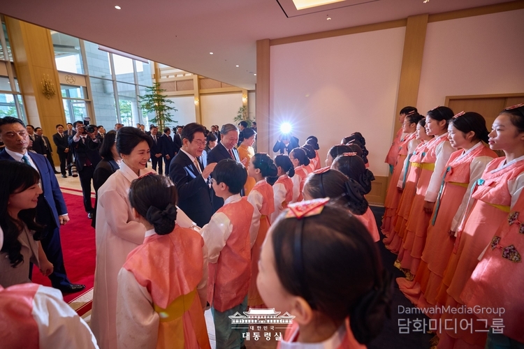 President Lee Jae-myung and Vietnam's top leader To Lam, along with their spouses, attend a social gathering held at Sangchunjae at the Blue House on August 12.