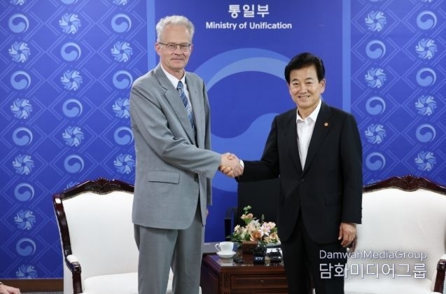Unification Minister Chung Dong-young (right) shakes hands with Swedish Ambassador to South Korea Karl-Olof Andersson on August 11.