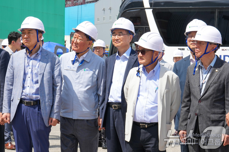 Minister of Foreign Affairs Cho Hyun, together with Joseph Yun, Chargé d’Affaires at the U.S. Embassy, and Kim Seok-ki, Chair of the National Assembly’s Foreign Affairs and Unification Committee, inspect HD Hyundai’s Ulsan Shipyard on August 13.