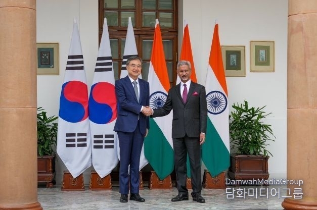 Foreign Minister Cho Hyun (left) shakes hands with Indian Foreign Minister Subrahmanyam Jaishankar in New Delhi on August 16 (local time).