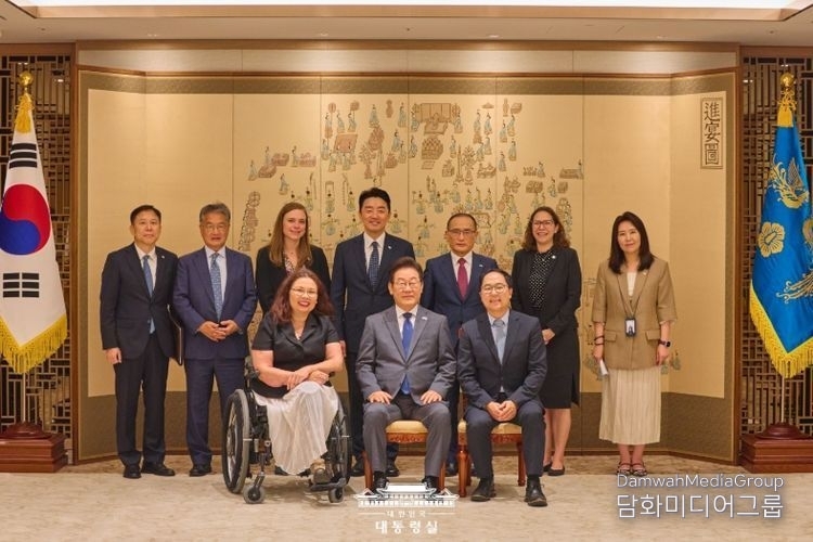 President Lee Jae-myung takes a commemorative photo with Senators Tammy Duckworth and Andy Kim, who are visiting South Korea, along with other distinguished guests.