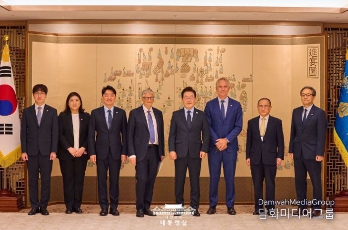 President Lee Jae-myung and Bill Gates, Chairman of the Gates Foundation (fifth and fourth from the left, respectively), pose for the camera with other officials on August 21.