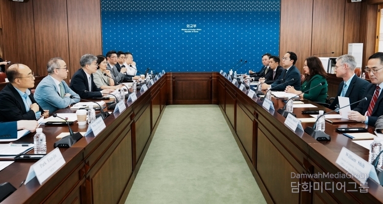 U.S. Senators Tammy Duckworth and Andy Kim hold a roundtable on August 19 with three leading Korean shipbuilders—Hanwha Ocean, HD Hyundai, and Samsung Heavy Industries—as well as Korea’s government officials on August 19.