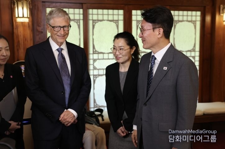 Prime Minister Kim Min-seok (right) meets with Bill Gates, chairman of the Gates Foundation, at the Prime Minister's Office in Samcheong-dong on August 21.