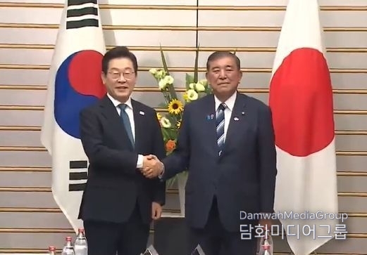 President Lee Jae-myung (left) shakes hands with Japanese Prime Minister Shigeru Ishiba at the Prime Minister's Official Residence in Tokyo on August 23, 2025.