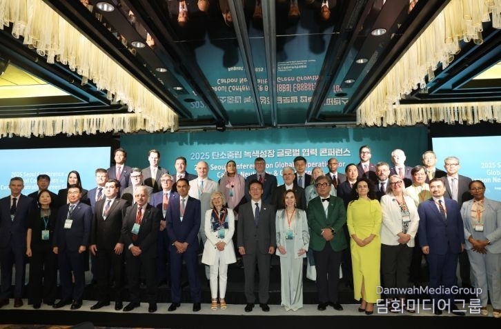 Prime Minister Kim Min-seok (seventh from the right, front row) poses for a commemorative photo with participants at the opening ceremony of the 2025 Carbon Neutrality and Green Growth Global Cooperation Conference held at the Four Seasons Hotel in Jongno-gu, Seoul on August 22, 2025.