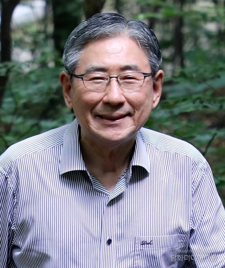 Park Dong-chang, author of Barefoot Walking Science