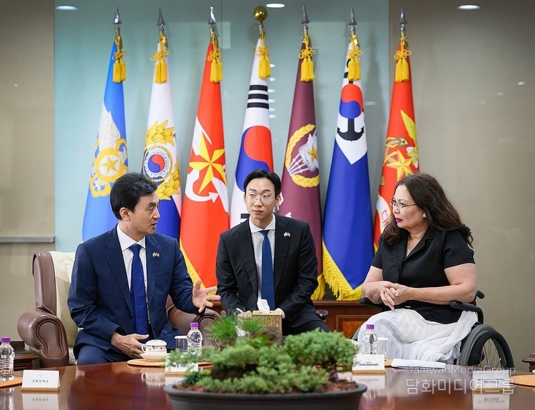 Minister of National Defense Ahn Gyu-back (left) holds talks with US Senator Tammy Duckworth (right) at the Ministry of National Defense in Yongsan, Seoul, on August 18.