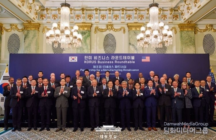 President Lee Jae-myung poses for a commemorative photo at the ‘Korea-U.S. Business Roundtable - Manufacturing Renaissance Partnership’ held at a hotel in Washington D.C., U.S., on August 25 (local time). / Courtesy of the Presidential Office