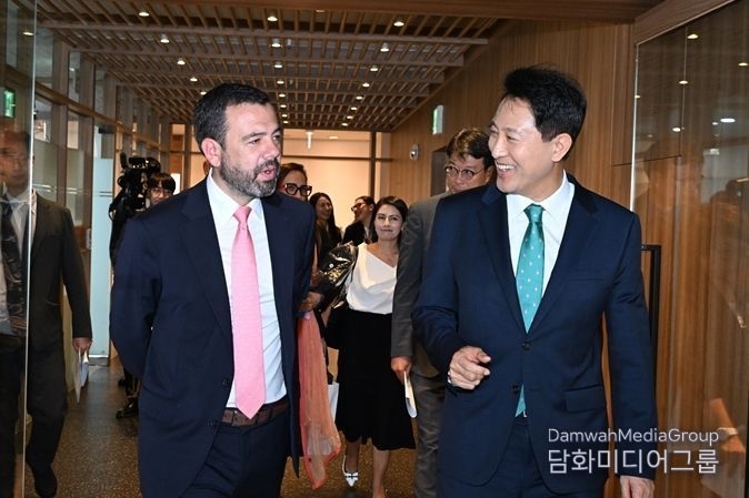 Seoul Mayor Oh Se-hoon (right) converses with Bogotá Mayor Carlos Fernando Galán as he sees him off on August 26.