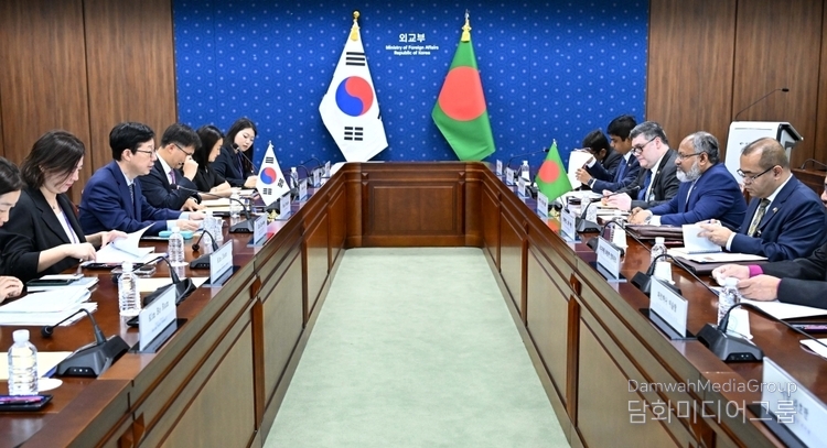 The 4th Korea-Bangladesh Policy Consultation meeting gets underway at the Ministry of Foreign Affairs in Seoul on August 26. / Courtesy of the Foreign Ministry<br>
