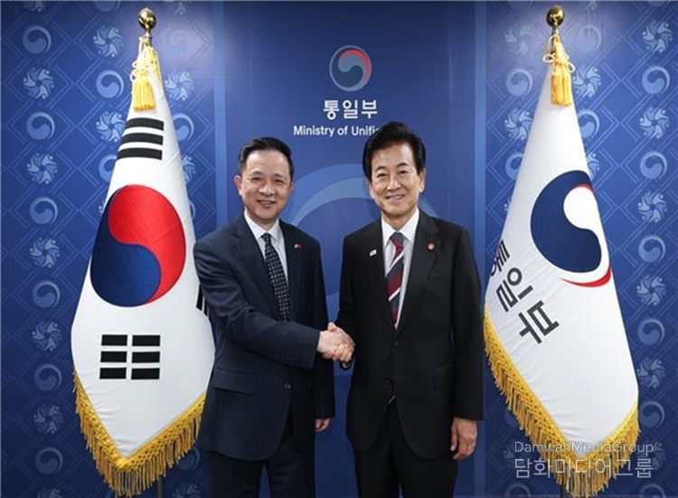 Minister of Unification Jeong Dong-young (right) meets with Chinese Ambassador to Korea Dai Bing at the Government Complex Seoul on August 27.