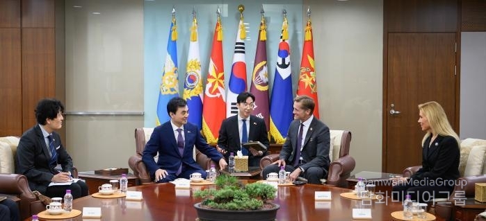 Defense Minister Ahn Gyu-baek (second from left) discusses ways to develop the ROK-US alliance with US Representatives Richard McCormick (second from right) and Beth Van Duyne (far right) at the Ministry of National Defense in Yongsan-gu, Seoul, on Aug. 14.