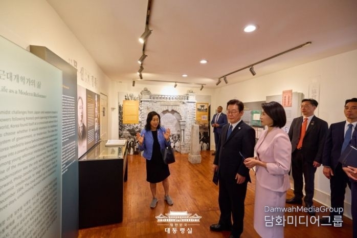 President Lee Jae-myung and First Lady Kim Hye-kyung visited the Seo Jae-pil Memorial Hall in Philadelphia, USA, on August 27.