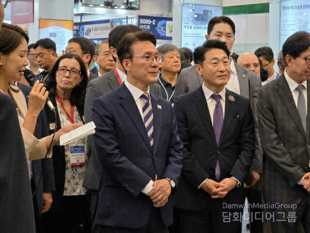 Prime Minister Kim Min-seok is inspecting the exhibition hall at the 2025 World Climate Industry EXPO (WCE) opened on August 27 in Busan.