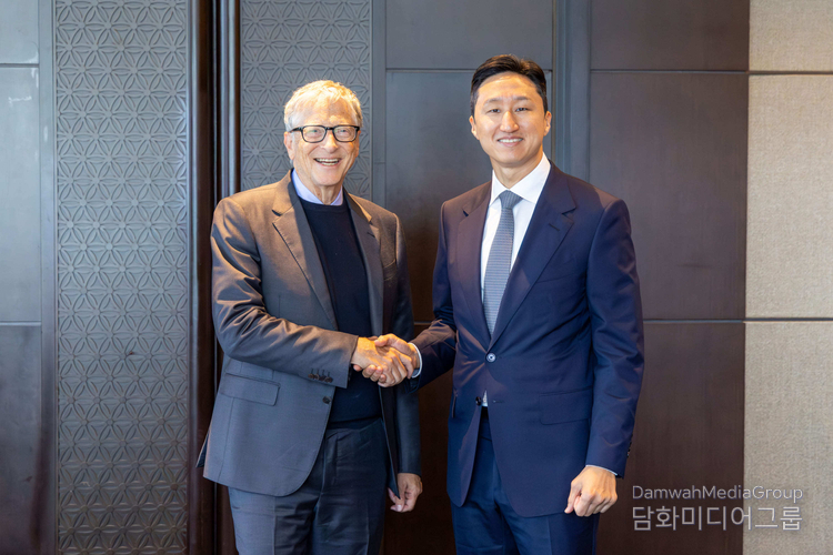 Executive Vice Chairman Chung Kisun (right) shakes hands with TerraPower Chairman and Founder Bill Gates in Seoul, Korea on August 22.