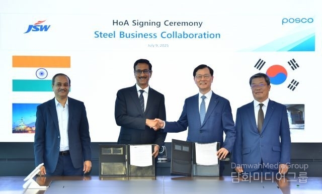POSCO Group and JSW Group sign a Heads of Agreement (HoA) for business collaboration. (From left) Arun Maheshwari, Director, JSW Group; Jayant Acharya, Joint Managing Director & CEO, JSW Steel; Lee Ju-tae, President, POSCO Holdings; and Shin Sung-won, Head of Corporate Strategy Division, POSCO.