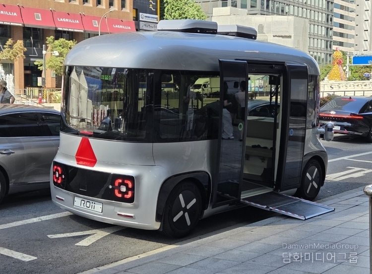 Driverless autonomous shuttle