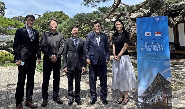 Singapore Ambassador to Korea Wong Kai Jiun (center) poses for a commemorative photo after a luncheon meeting with Gyeongju Mayor Ju Nak-young (second from the right) at Gyeongju's Yoseokgung Palace on August 29 ./ Courtesy of Gyeongju City