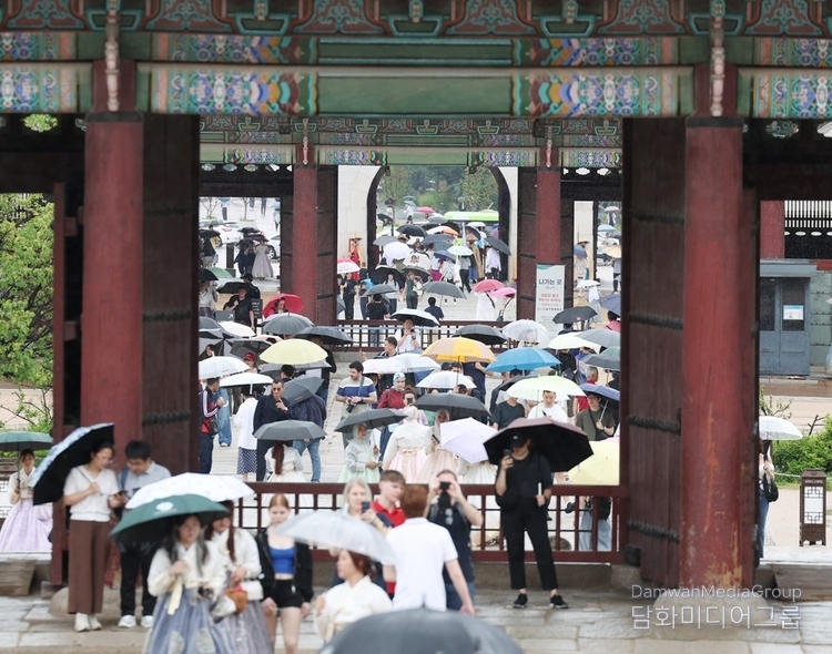 Shown is a scene of the ever-bustling Gyeongbokgung Palace in Seoul. / Courtesy of Korea.net