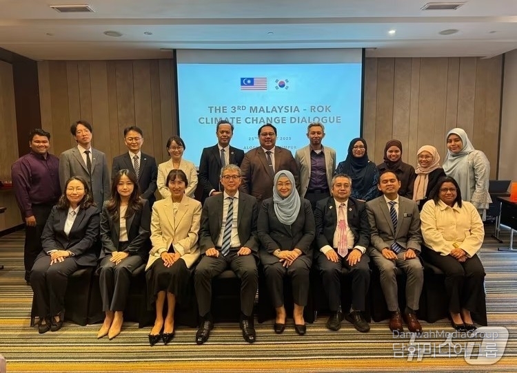 Chung Keeyong, Ambassador and Deputy Minister for Climate Change from Korea’s Ministry of Foreign Affairs (4th from the left, front row) takes a commemorative photo with participants in the 3rd Korea-Malaysia Climate Change Dialogue held on August 25, in Kuala Lumpur, Malaysia.