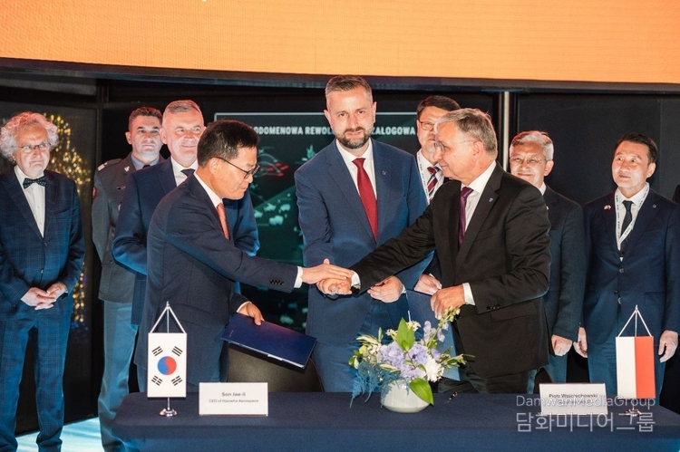 Son Jae-il, CEO of Hanwha Aerospace (left), Kosiniak-Kamysz, Deputy Prime Minister(center), and Piotr, Chairman of WB (right), attending the signing ceremony for the establishment of JV joint venture between Hanwha Aerospace and WB Group. / Courtesy of Hanwha Aerospace