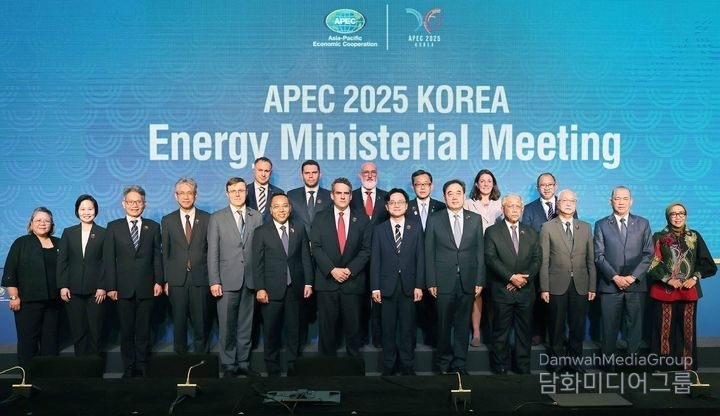 Minister of Trade, Industry and Energy Kim Jung-kwan poses for a commemorative photo with attendees at the APEC Energy Ministers' Meeting held at the Paradise Hotel in Haeundae-gu, Busan on August 28. / Courtesy of the Ministry of Trade, Industry and Energy