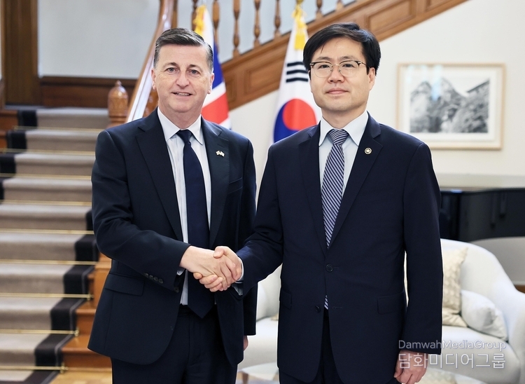 Minister for Trade Yeo Han-koo (right) shakes hands with the UK’s Minister of State at the Department for Business and Trade Douglas Alexander in Seoul on September 1. / Courtesy of the Trade Ministry