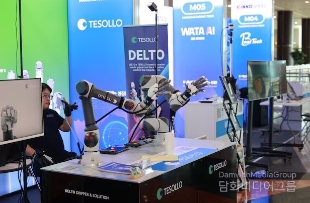 Exhibition booths of companies participating in ‘Global Startup Day in Jeju’. / Courtesy of the Ministry of SMEs and Startups