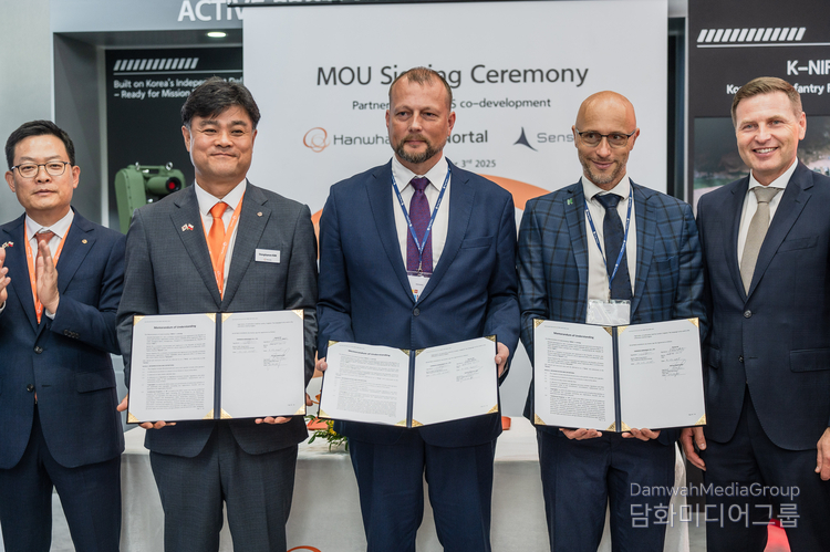 Hanwha Aerospace signs a Memorandum of Understanding with leading Estonian software companies Nortal and SensusQ on September 3 in Poland.