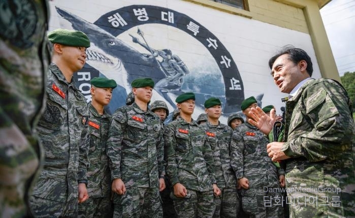 Defense Minister Ahn Gyu-back visits the Marine Corps Special Reconnaissance Battalion on Aug. 27, 2025.