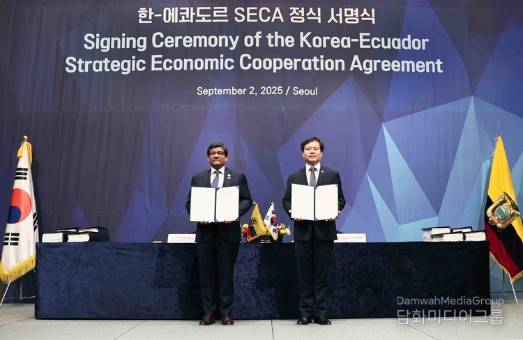 Minister for Trade Yeo Han-koo (right) and Ecuador’s Minister of Production, Foreign Trade, Investments, and Fisheries Luis Alberto Jaramillo pose for the camera after signing the Strategic Economic Cooperation Agreement (SECA) in Seoul on September 2.