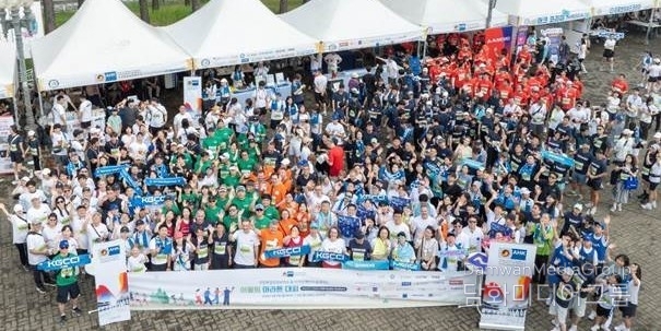 KGCCI Joint CSR initiative “Guide Walkers” participants pose for a group photo during the 11th Harmony Marathon with the Visually Impaired. / Courtesy of KGCCI