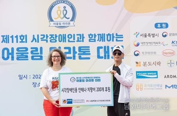 Marie Antonia von Schönburg (left), President & CEO of KGCCI, and Hyung-seok Cho, President of the Seoul Blind Sports Association, mark KGCCI’s donation of 200 white canes for the visually impaired. / Courtesy of KGCCI