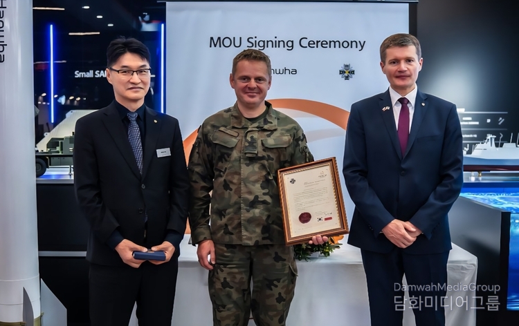 (From the left) Billy Boo Hwan Lee, the Head of the PGM Business Group of Hanwha Aerospace, Colonel Paweł Sweklej, Director of WITU, and Jacek Cyrek, the Head of Hanwha Aerospace Europe, pose for the camera after signing an MOU.