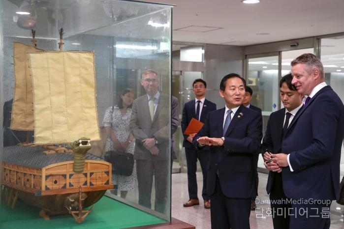 Vice Defense Minister Lee Doo-hee talks with Luke Pollard, the UK’s Parliamentary Under-Secretary of State for the Armed Forces, at the Ministry of National Defense in Yongsan, Seoul, on August 26.