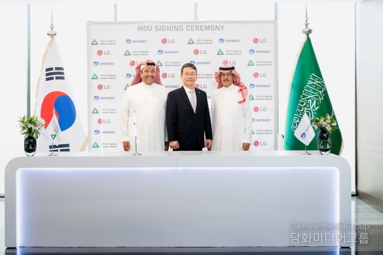 LG Electronics CEO Cho meets with Abdulelah Abunayyan, Chairman of SHAKER Group, and Rajit Nanda, CEO of DATAVOLT, on September 2 in Riyadh. / Courtesy of LG