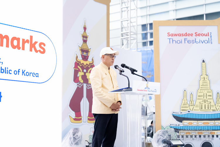 . Tanee Sangrat, Ambassador of Thailand to the Republic of Korea, delivers a welcome speech.