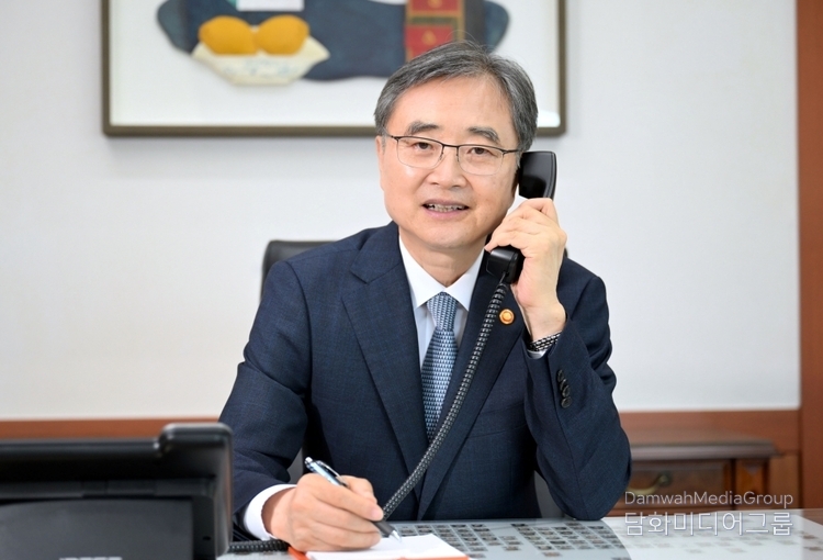 Minister of Foreign Affairs Cho Hyun holds a telephone conversation with Israeli Foreign Minister Gideon Sa’ar on September 3.