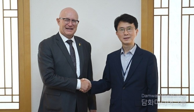 Deputy Minister for Trade Park Jong-won (right) shakes hands with Saskatchewan’s Minister of Trade and Export Development Warren Kaeding in Seoul on September 8, 2025.