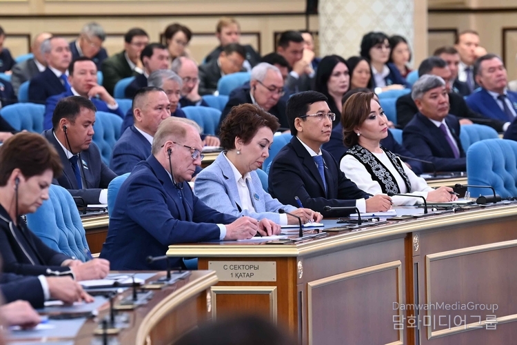 Deputies and members of the Cabinet listen to the State-of-the-Nation Address on September 8, 2025.